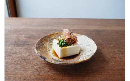 どんなお料理にもお使いいただける国産有機醬油。是非初めは冷奴やお刺身など、素材の旨味を楽しむ食材のお供にお使い下さい。