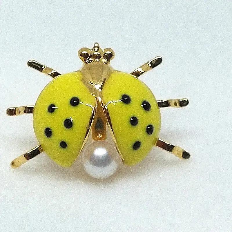 2110 真珠ピンブローチ・てんとう虫（黄色）（淡水本真珠・ボタン） 贈り物 かわいい カジュアル オシャレ クリスマスプレゼント アクセサリー