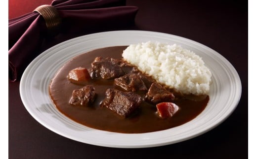 「佐賀牛カレープレミアム」佐賀牛をじっくりソテーし旨味を封じ込めた後、
風味豊かなスパイスを使い、丹念に煮込んでいます。