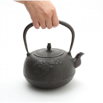 ふるさと納税 奥州市 南部鉄器 鉄瓶 丸南部松(中) 1.8L【伝統工芸士 佐藤 勝芳 作】[Y0133] |  | 01