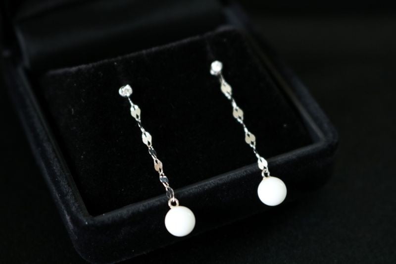 
            白珊瑚とダイヤのぶら下がりピアス | アクセサリー ピアス ジュエリー 珊瑚 赤珊瑚 宝石 サンゴ プレゼント クリスマス バレンタイン カジュアル レディース シンプル 贈答用 人気 高価 貴重品 金 ゴールド おすすめ ふるさと納税ダイヤ ふるさと納税ピアス ふるさと納税サンゴ ふるさと納税宝石 ふるさと納税ジュエリー ふるさと納税アクセサリー 高知県 室戸市
          