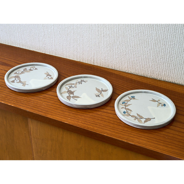和紙染草花文丸皿 【日の隈窯 和紙染 神埼市 和紙 佐賀 陶器 粉引き 鉄絵 草花 窯元 陶芸作家】(H025125)