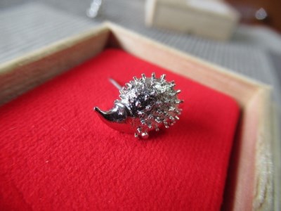 1.5-9-17　「ハリネズミ」ピンブローチ