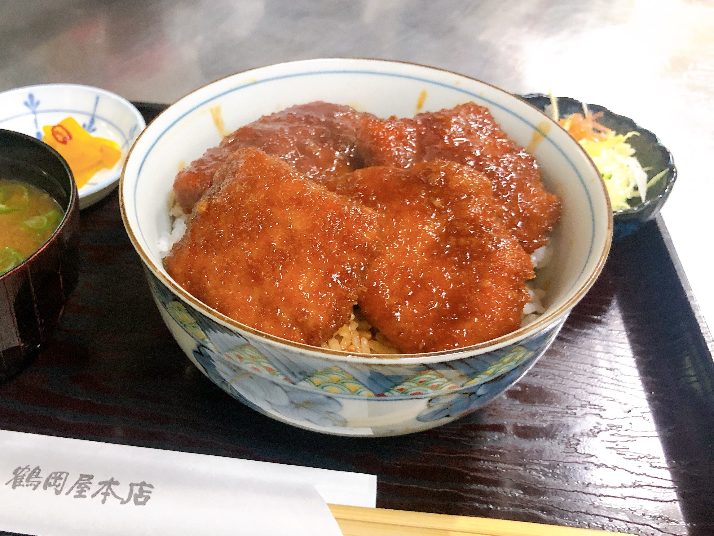 鶴岡屋本店で人気のかつ丼がご家庭で楽しめます。