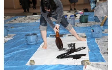 F-4  【思いやり型返礼品】あなた自身が書く文字を1時間で世界に一つだけの作品に仕上げます（特大筆書道体験）個人申込