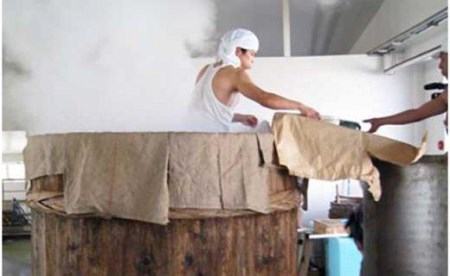 明治元年創業　150年の杉樽で醸す極上の麦みそ〈全て国産・天然醸造〉2kg ～赤間醸造～　＜2021年4月以降発送＞ BE101-NT