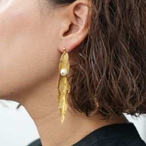 RYONA SONG ピアス/イヤリング　ハナモモの新葉モチーフ ～自然×都会 中山道沿い築100年の古民家工房から、100%ハンドメイドアクセサリーをお届け～ イヤリング