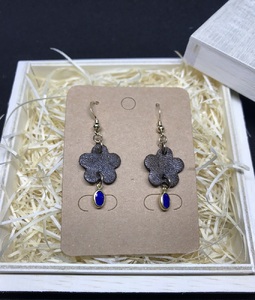 鹿革と瑠璃のピアス（梅花）革小物 レザー フックピアス アクセサリー ラピスラズリ【R00615】