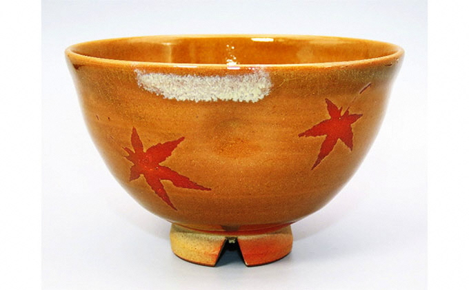
            虫明焼 灰釉抜紅葉茶碗（黒井千左 作） [№5735-1376]
          