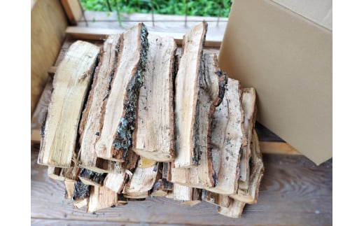 【2025年10月以降の発送】万能サイズの広葉樹ミックス薪30cm 20kg 兵庫県 丹波篠山市 木材 薪ストーブ ストーブ 薪割り 割り薪 まき 乾燥 済 アウトドア キャンプ ファイヤー 焚き火 焚火 森林 林業 木 サウナ 送料無料 燃料