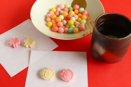 伝統菓子三段重『和三盆』と『おいり』と『くず湯』_M64-0024
