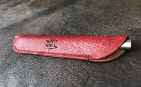 鹿革の一本差しペンケース【赤】（ブランドロゴ入り）革小物 レザー 文房具 筆箱 ポーチ【R00509】