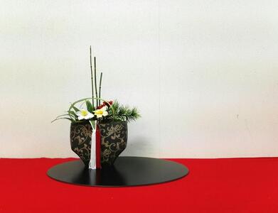 【縦長迎春花飾り】水仙　トレー・赤クロス付き　らんまん 花 雑貨 造花 インテリア お祝い ギフト 贈答 人気 送料無料 高知市 【花工房美呂】 [ATCO025]