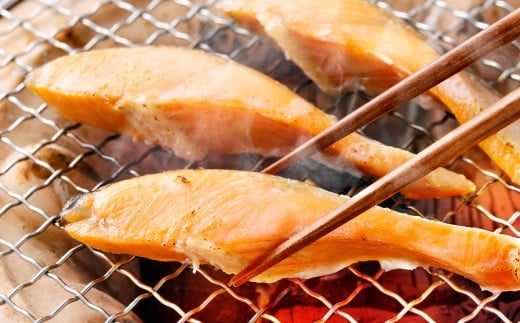 国産 定塩銀鮭切り身 合計約2kg （約1kg×2パック） 銀鮭 鮭 さけ サケ 切り身 切身 国内養殖 新鮮 塩漬け 冷凍