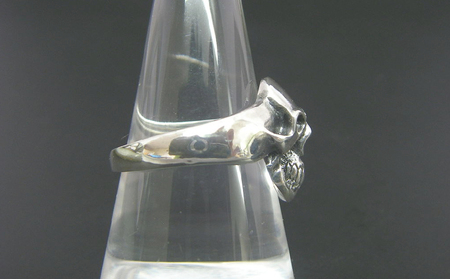 Small skull ring スモール スカル リング ｜ 指輪 小ぶり で さりげなく 身に着ける ことができる スカル 初心者 に おすすめな 一品 です シルバー アクセサリー 髑髏 モチー