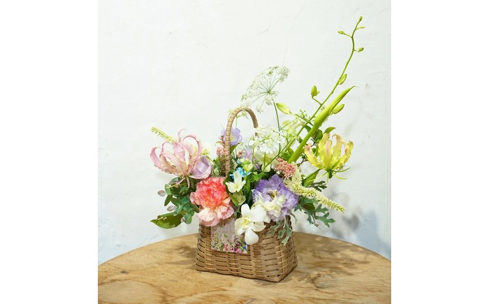 【6回定期便】季節の生花バスケットフラワーM / お花 フラワー アレンジメント バスケットフラワー そのまま飾れる 作家 手作り カゴバッグ 旬の生花 定期便 ナチュラル インテリア お祝い 高知市