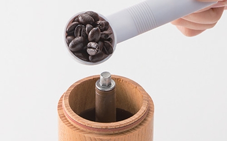 [限定100個] 欅を使ったコーヒーミル 木目 セラミック刃 手動 手挽き コンパクト 珈琲ミル 珈琲 コーヒー 登山 調理器具 キャンプ コーヒーミル アウトドア用品 ソロキャンプ 燕三条製 【03
