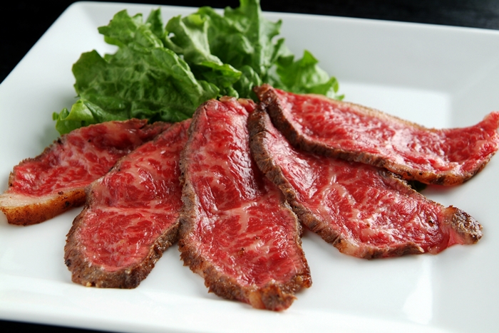 (冷凍)大和榛原牛 プレミアム ローストビーフ 500ｇ ソース付 ／ うし源 本店 ふるさと納税 イチボ ヒウチ 父の日 母の日 手土産 奈良県 宇陀市 お中元 贈答用 贈り物 暑中見舞い お土産 お土産 お歳暮 内祝いまとめ買い 美味しい部位 キャンプ 送料無料 正月