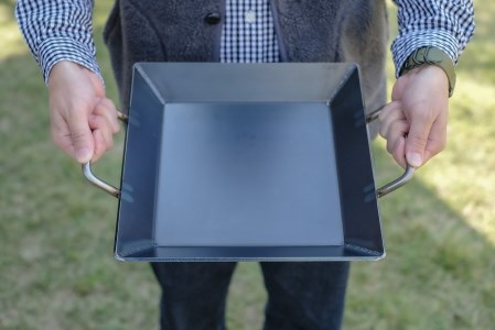 究極の極厚グリルプレート【厚さ4.5mm・大サイズ30cm×30cm・ファミリー用】アウトドア（キャンプやBBQ）で大活躍☆IH可 