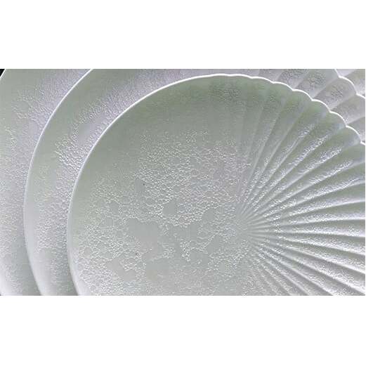 有田焼 白泡化粧ハーフ菊割皿（19cm 2枚） 深海三龍堂 菊花 片菊 多用皿 ケーキ皿 取り皿 パン皿 食器 おしゃれ AA25-311_イメージ3