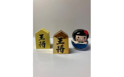 
将棋の貯金箱(金色・黄色)と瀬戸市のキャラクターせとちゃんの貯金箱の3点セット【1220294】
