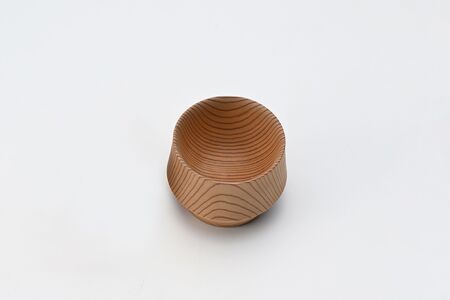 ぐい呑み 新潟県産杉のぐい呑み「樹盃 Sugi」1個入り《サイズ：Φ65×H50~52mm》朝倉家具