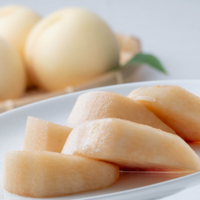 岡山の白桃(晩生種)　大玉3玉(約900g)【配送不可地域：離島】【1493936】