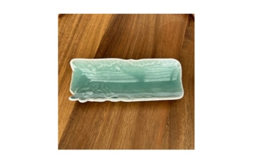 
                  青磁睡蓮彫四足長皿（おしぼり置き・香立て）ペアセット　有田焼花伝造
                