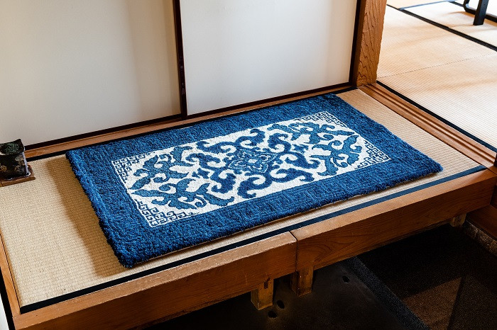 ②(鍋島緞通 [手刺繍] 花菱龍唐草縁まんじ文 玉子地)