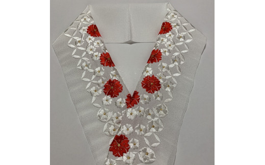 
半衿　半襟　白地に白赤　七宝繋ぎに花柄　刺繍
