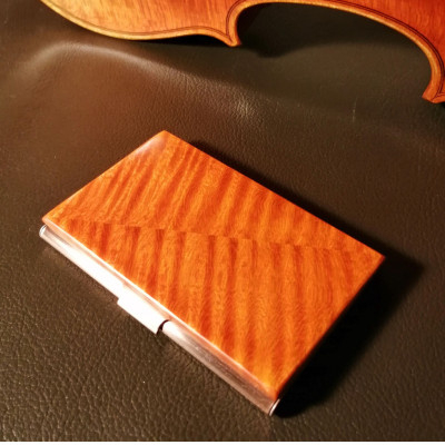 
イタリア・クレモナで修行したバイオリン職人が作る二枚板継ぎ名刺ケース＜ダークゴールド＞【1382037】
