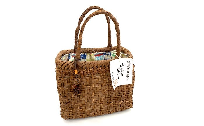 チャームの付いた面の編み目はこんな感じです