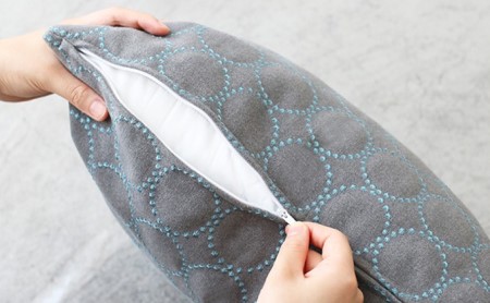 クッション 正方形 1個 45cm グレー ブルー 刺繍 北欧 中身 付き ソファ 家具 インテリア くつろぎ 日用品 秋山木工 mina perhonen エクリュ ミナ ペルホネン タンバリン生地