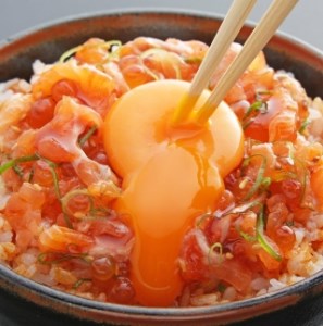 ビワサーモン堪能セット2【刺身（昆布締め）60g×8・ユッケ（いくら・胡麻入り）60g×8・姿塩焼き2匹×4】