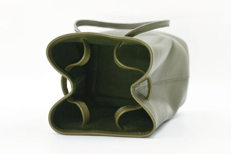 益子の革工房maharoの巾着バッグ（M）オリーブグリーン (AX140-1)