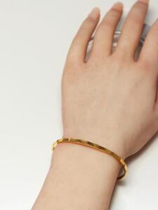 【K10イエローゴールドバングル】凹凸デザインが個性的で印象的なバングル 深みある大人カラーが人気　K10-B001