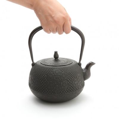 ふるさと納税 奥州市 南部鉄器 鉄瓶 なつめ桜 1.8L【伝統工芸士 佐藤 勝芳 作】[Y0131] |  | 01