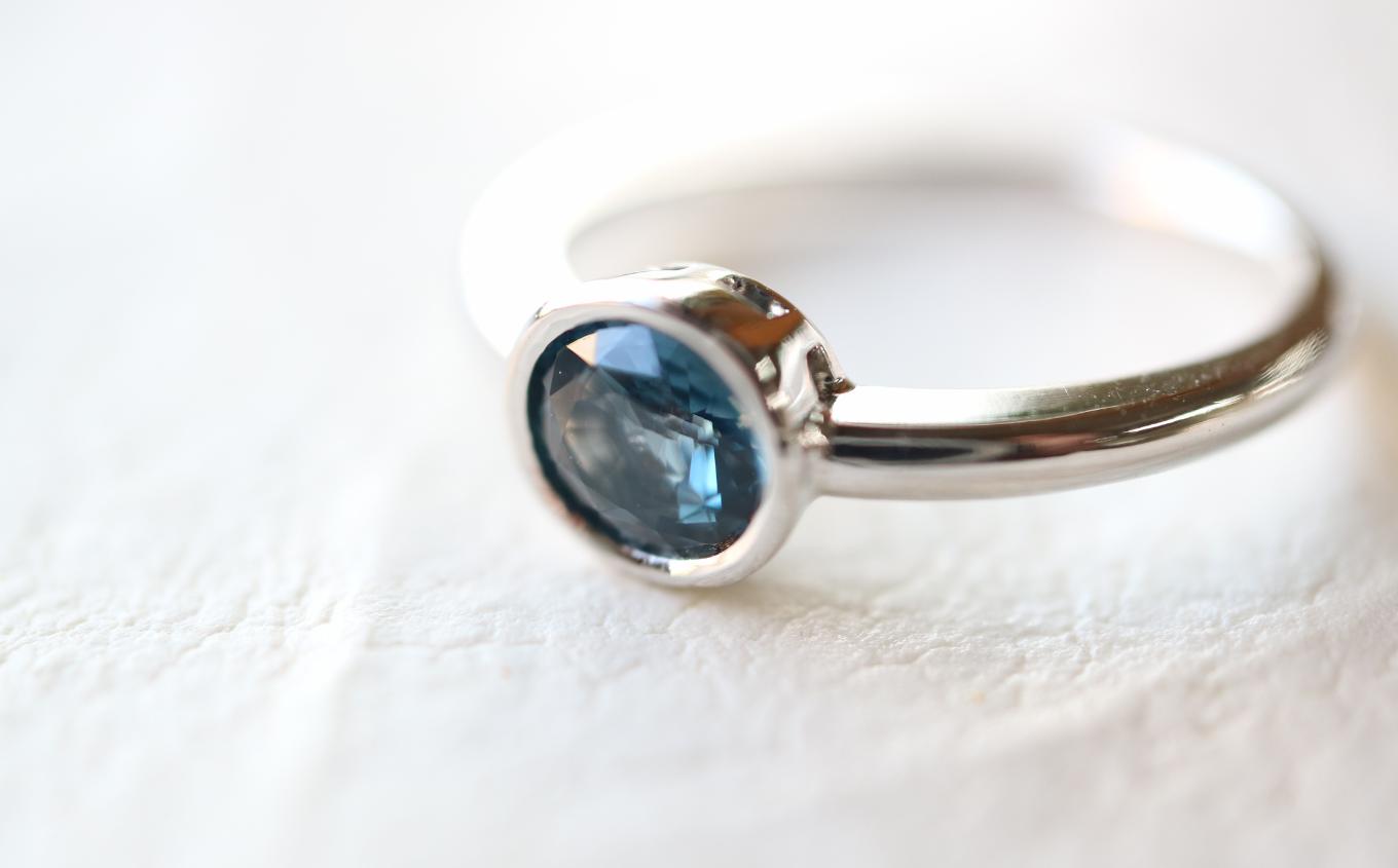 
            ブルースピネル指輪 ８月の誕生石 | リング 誕生石ジュエリー アウトナイト アクセサリー 婚約指輪 プロポーズ 結婚指輪 誕生日 婚約 結婚 母の日 プレゼント 祝 記念日 女性 贈り物 大分県 中津市
          