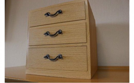 桐三段小引出 うずくり砥粉仕上げ 1個 幅約29cm×奥行28.5cm×高さ30.5cm 桐たんす職人手作り 三段引き出し 桐製 木製収納 小物収納 書類整理 手帳 封書 美しい桐の木目 合金取っ手 和室 寝室 リビング 書斎 伝統の技 民芸品 工芸品 木工品 収納家具 常温配送 埼玉県白岡市 横川たんす店