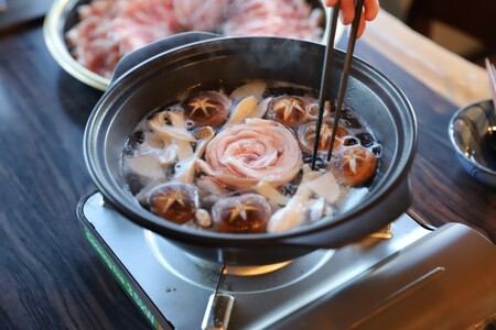 ＜井上誠耕園＞オリーブ緑果豚３種しゃぶしゃぶ・すき焼き用６００g（３人前）