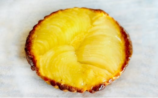 【ふるさと納税】 洋梨タルト ( 洋梨タルト(冷凍) 1ホール 三田高原卵使用 )洋梨 タルト 送料無料 兵庫県 三田市 [3d28bae530027]