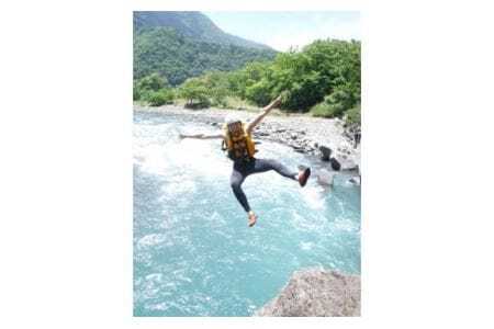 囲炉裏付き古民家に泊まり、ダッキーで川下り体験!(中学生以上向け)