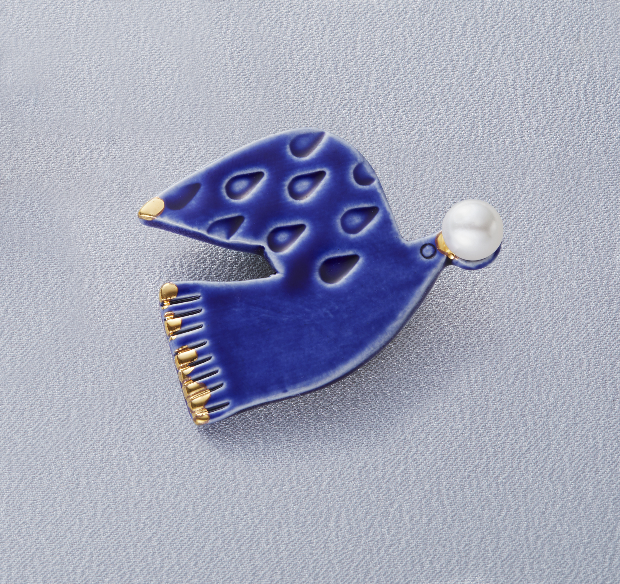 ＜明浜産 真珠ブローチ・鳥（青）＞ 保証書付き 8.0～8.5mm 純国産 高品質 アコヤ真珠 宇和海 パール アコヤ アクセサリー 陶器 ファッション レディース 小物 女性 誕生日 記念日 佐藤真珠 cosmic 愛媛県 西予市
