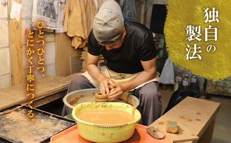 暗緑色から放たれる黄金色の光 久米島松灰 シーサー付フリーカップ（中） SDGs やちむん 焼き物 陶器 やちむん土炎房 釉薬 上薬 松 リュウキュウマツ 琉球松 自然 利活用 窯出し 一点もの 風合