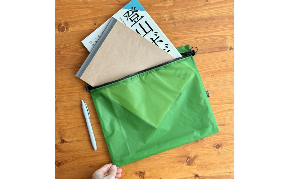 【緑】B5が入る軽いナイロンフラットポーチ　旅行用　着替え　大容量　横長　バッグインポーチ