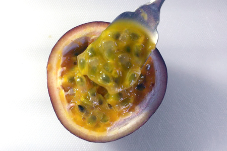 【 先行予約 2025年 発送 】 糸満産 糸ちゃん パッションフルーツ ＜ 家庭用 ／ 1kg ＞ 果物 フルーツ くだもの 1キロ 沖縄 果実 南国フルーツ 沖縄県産 美味しい 甘い あまい 甘み