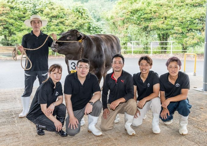 【佐賀県太良町・太良ファーム（自社牧場）のスタッフの皆さんと牛】