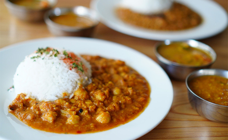 カレー 月とスパイス ミールスセット 冷凍パック カレー5種 180g×各1袋 ラッサム 150g バスマティライス 150g | オリジナルインドカレー 鹿沼市 栃木県