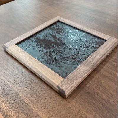 ふるさと納税 藤枝市 工房仕立て セラミックプレート(ネロ・ウォールナット無垢材)|インテリア雑貨・小物置きにも