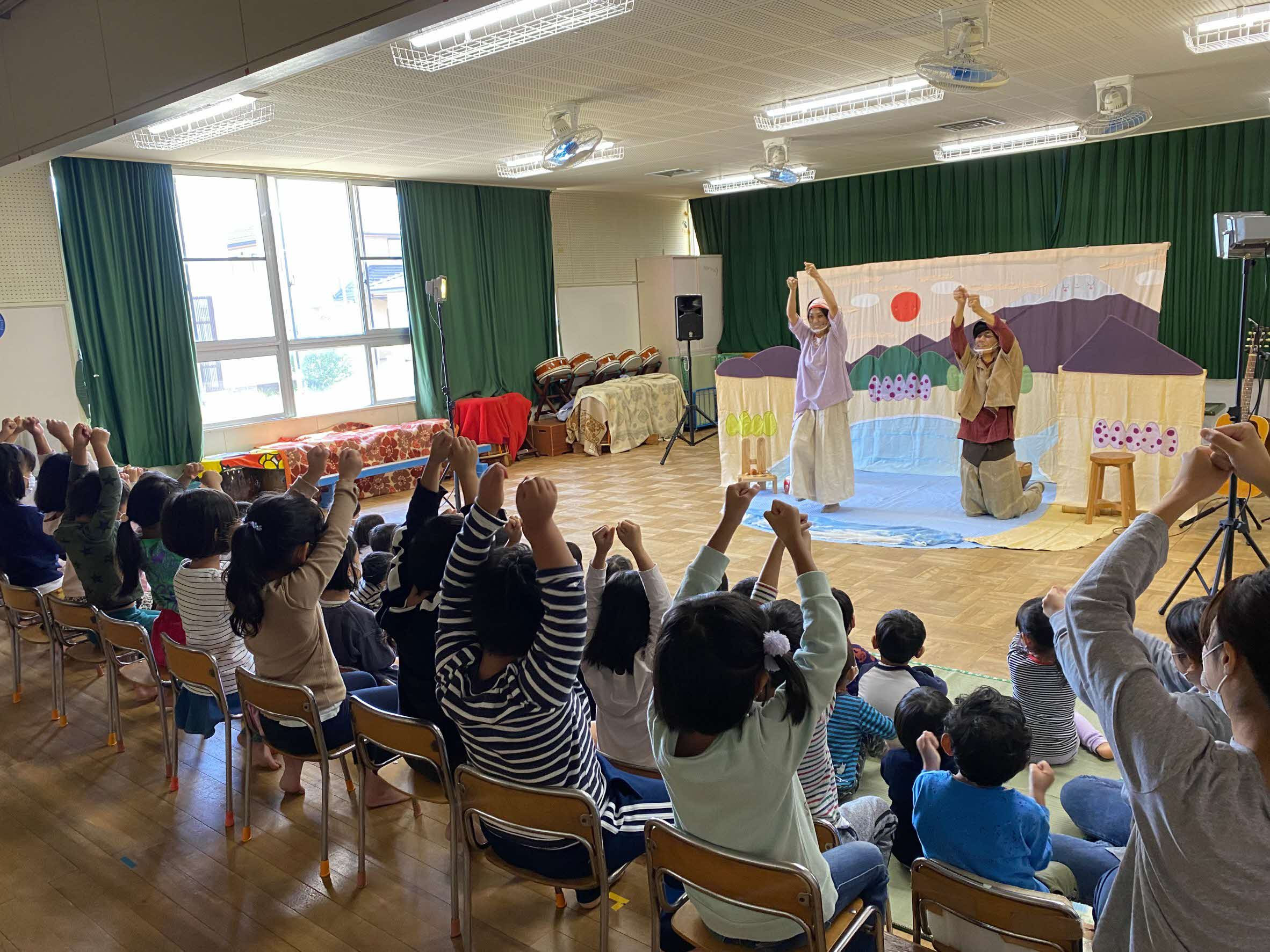 幼稚園でのアートスタート公演の様子です。